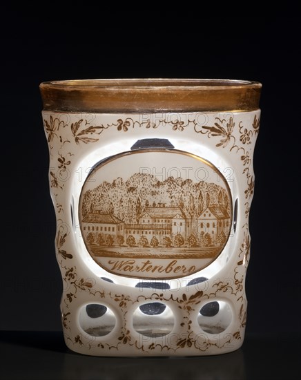 Verre de poche en verre blanc et transparent, gravé et décoré de motifs floraux dorés. Au centre, un médaillon avec vue sur les thèrmes de Wartenberg