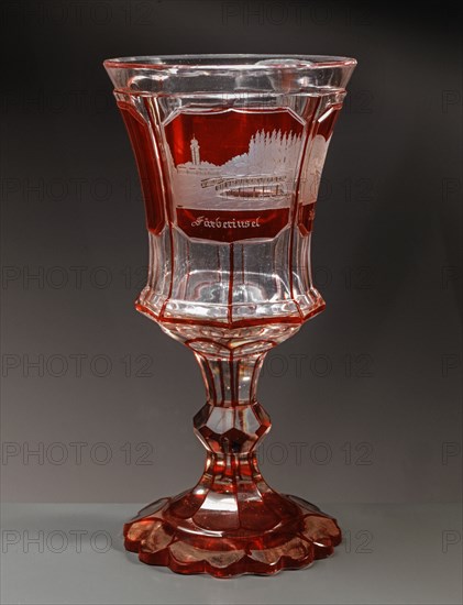 Verre en cristal de Bohême sculpté, de couleur rubis