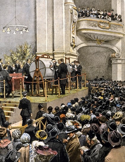 Le tirage au sort de la loterie dans la salle des fêtes du Parco de Milan, avec un premier prix d'un million de lires (1907)