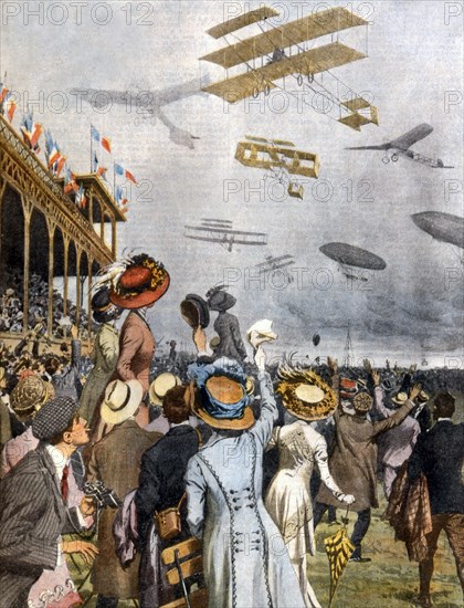 Courses aériennes de Reims : avions et dirigeables se poursuivent dans les airs, lors de la course finale du Grand Prix (27 août 1909).