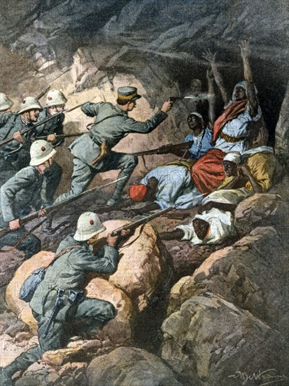 Campagne d'Italie en Libye. Des soldats italiens capturent des ennemis près de Zanzur (1912)