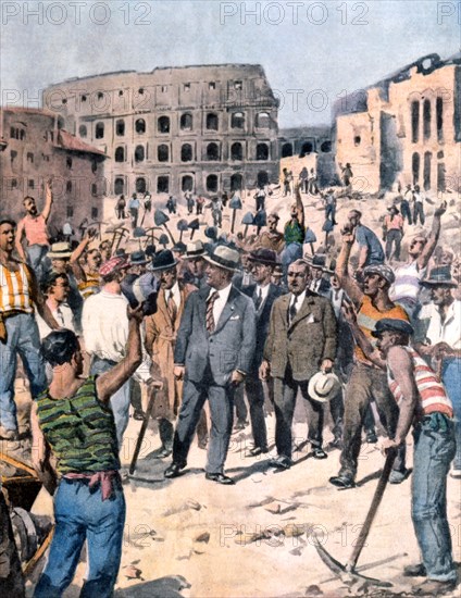 Benito Mussolini, en visite sur le chantier de rénovation de la Via dei Fori Imperiali à Rome, est acclamé par les ouvriers