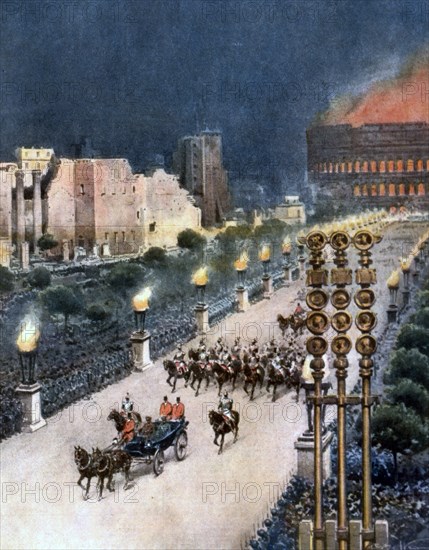 Arrivée triomphale d’Adolf Hitler à Rome. Le cortège le long de la Via dei Fori Imperiali (1938)