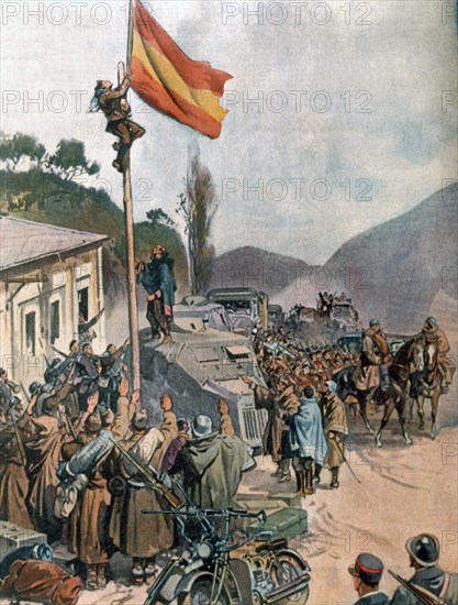 A la frontière des Pyrénées françaises, les troupes de Franco hissent le drapeau rouge-or de la nouvelle Espagne (1939)