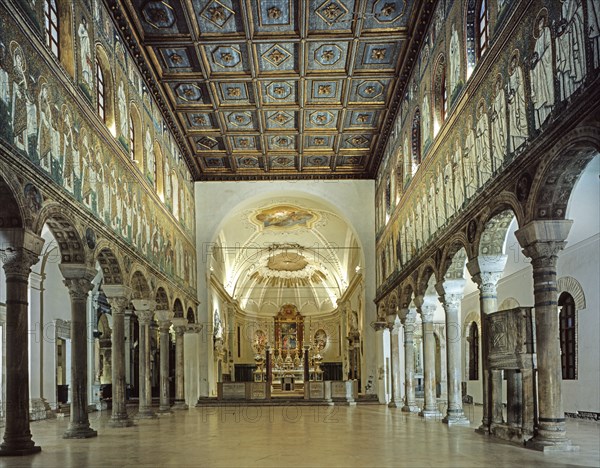 Nef de la basilique de San Apollinare Nuovo à Ravenne