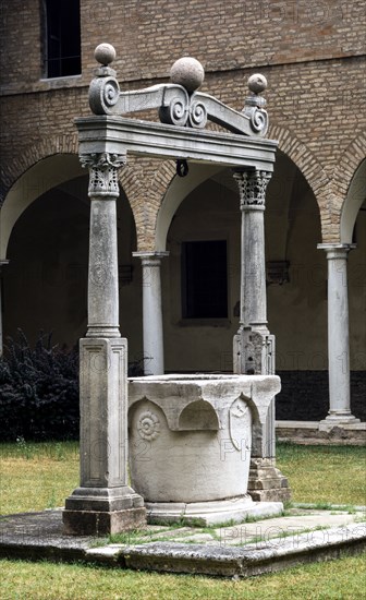 Puit du cloître de la basilique Saint-François de Ravenne