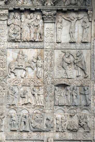 Panneau latéral gauche du portail de la basilique San Zeno Maggiore à Vérone