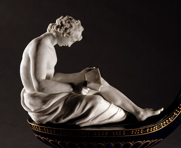 Le Philosophe : jeune homme sur une lampe à huile en porcelaine de Sèvres