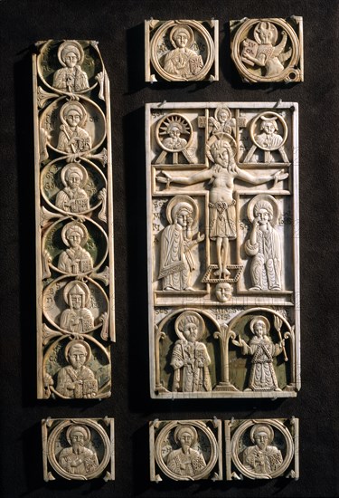 Plaque de reliure : la Crucifixion entourée de médaillons avec saints