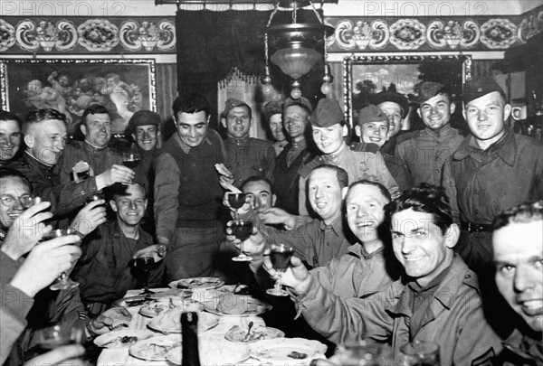 A Torgau les soldats américains et russes fêtent la victoire en trinquant.  (27 avril 1945)