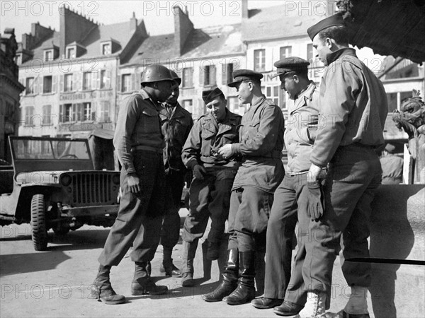 American and Russian soldiers talk in Cherbourg (March 11,1945)