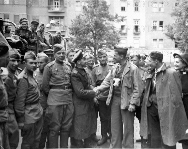 Un sergent américain est accueilli par des soldats russes à Berlin  en Allemagne (2 juillet 1945)
