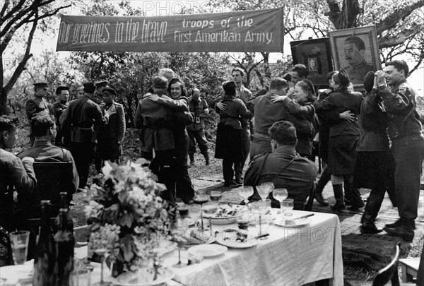 Une danse russo-américaine célèbre la rencontre des deux armées américaine et soviétiques à Torgau (27 avril 1945)