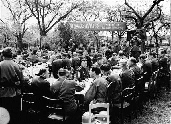 Un dîner en extérieur célèbre la rencontre des troupes américaines et russes ( 27 avril 1945)