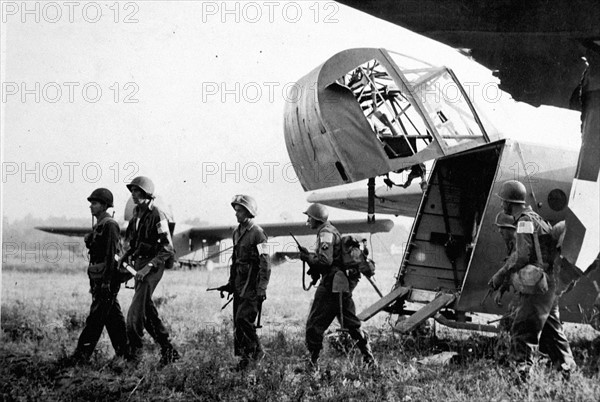 Les soldats de l'infanterie aéroportée sortent rapidement d'un planeur dans le sud de la France. (15 août 1944)