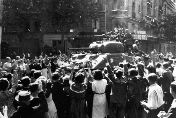 Paris salutes French troops (August 25,1944)