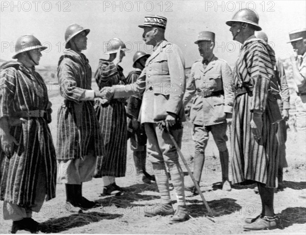 Le général Giraud de l'armée française passe en revue les troupes françaises Goumier. (25 août 1943)