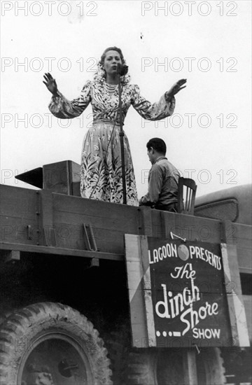 Dinah Shore divertit les troupes américaines en France. (été 1944)