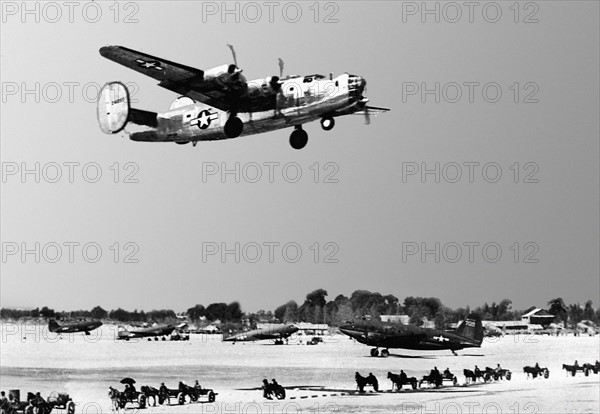 Un avion bombardier "Liberator" décolle en Chine. (1944)