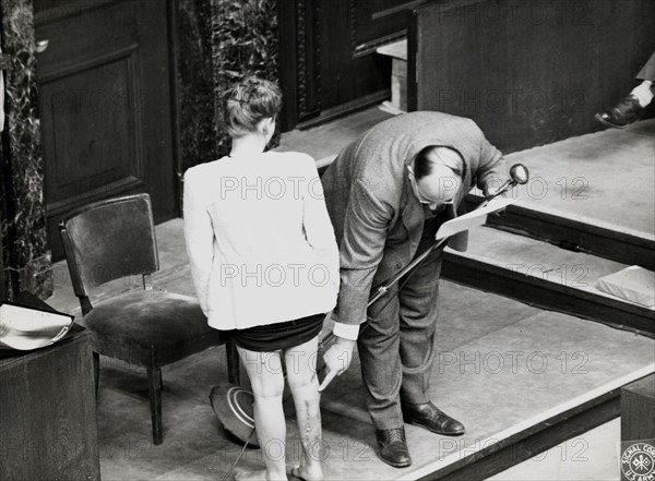 Une femme polonaise est témoin au procès de Nuremberg des médecins nazis. (22 décembre 1946)