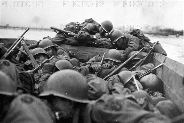 Des troupes de la IIIe armée américaine traversent le Rhin à  Oberwesel (Allemagne, 22 mars 1945)