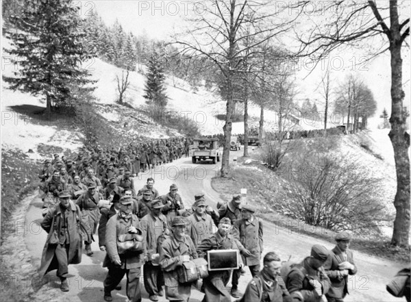 Flot de prisonniers allemands capturés dans la redoute autrichienne (Auland - 2 mai 1945)