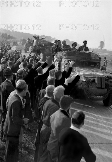 Des civils hollandais accueillent les hommes de la division blindée de la British Guard. (Graves, 18 septembre 1944)