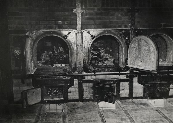 La troisième armée de terre américaine découvre l'horreur du camp de Buchenwald en avril 1945