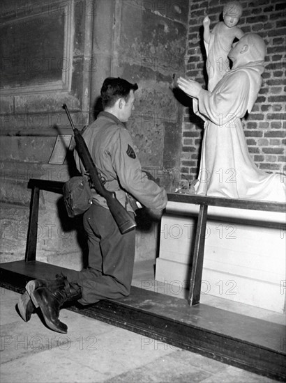 Un soldat américain prie dans la cathédrale Notre-Dame à Reims (France), le 25 décembre 1944