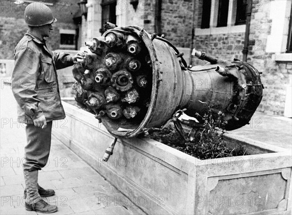 Un soldat américain examine une partie d'un "V-2" en Belgique. (automne 1944)