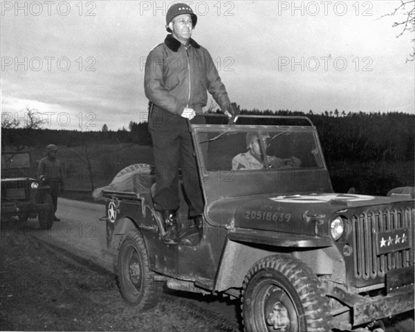 Général Jacob L. Devers  à Heppenheim (Allemagne) le 30 mars 1945.