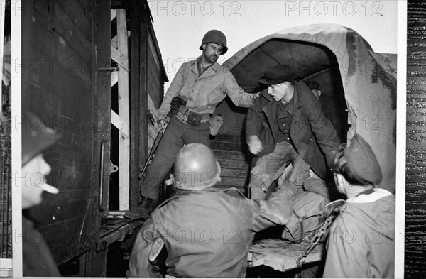 Prisonnier de guerre russe en route vers Hof (Allemagne) où il sera remis aux officiers soviétiques (24 février 1946)