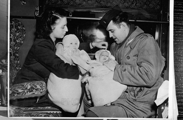 Premier contingent d'épouses françaises de soldats américains en route vers les Etats-Unis (1946)