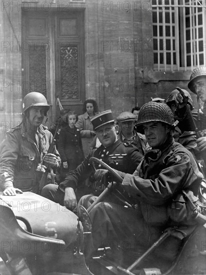 Parachutistes américains et policier français en Normandie (juin 1944).