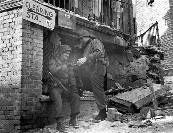 Pause cigarette à Wiltz (Luxembourg), 22 janvier 1945.