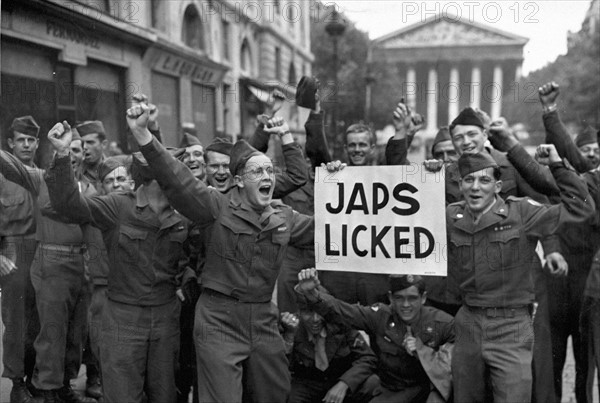 A Paris, des troupes américaines célèbrent la capitulation du Japon (10 août 1945).