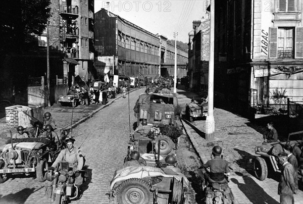 French soldiers move into Meudon , outskirts of Paris (France) August 25,1944.