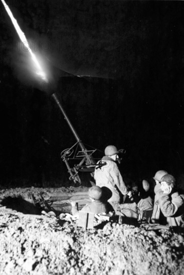 A 4Omm Bofors of the Air Defense Command (9th U.S Air Force) shoots (France) Begin.1945.