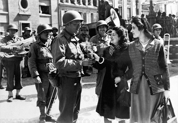 Deux françaises accueillent les soldats américains à Cherbourg (France, juin 1944).