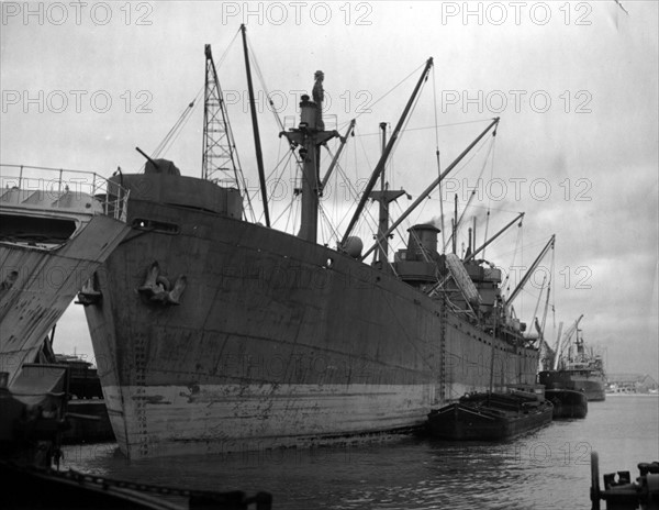 Un "Liberty" dans le port d'Antwerp (Belgique) 13 février 1945/