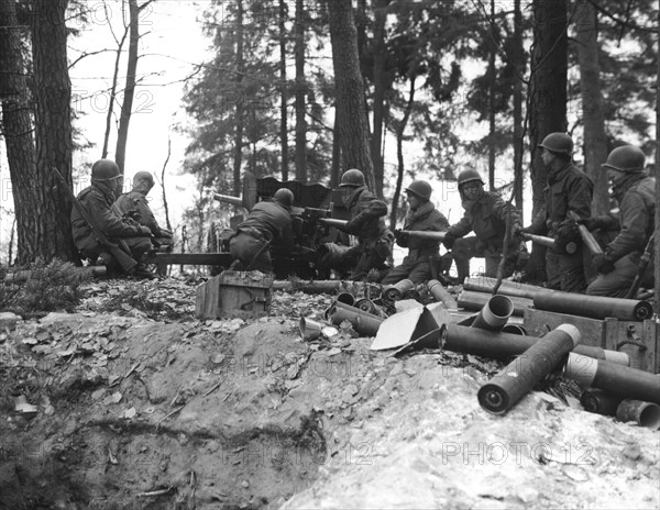 Artillerie américaine près de Wingen (France, 6 janvier 1945).