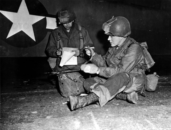 Troupes aéroportées américaines se préparant au débarquement à l'Est du Rhin (24 mars 1945)