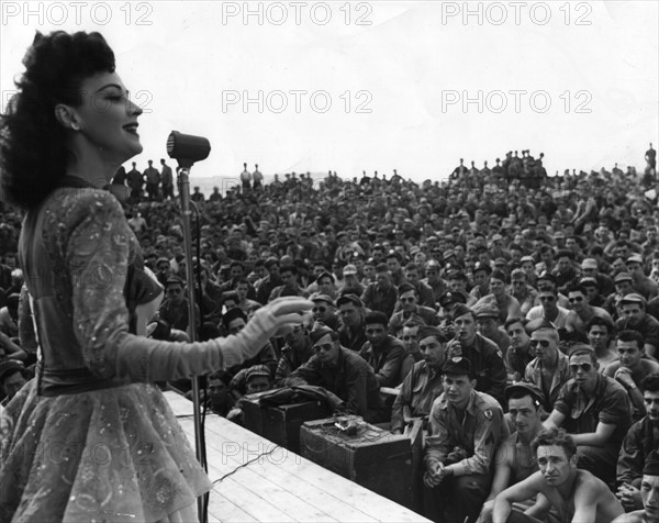 Chanteuse de l'U.S.O. (United Service Organization) en France (8 juillet 1945)