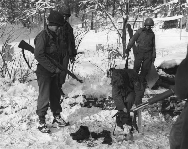 Soldat allemand vêtu des chaussures et d'un pantalon de l'armée américaine (Belgique, 13 janvier 1945)