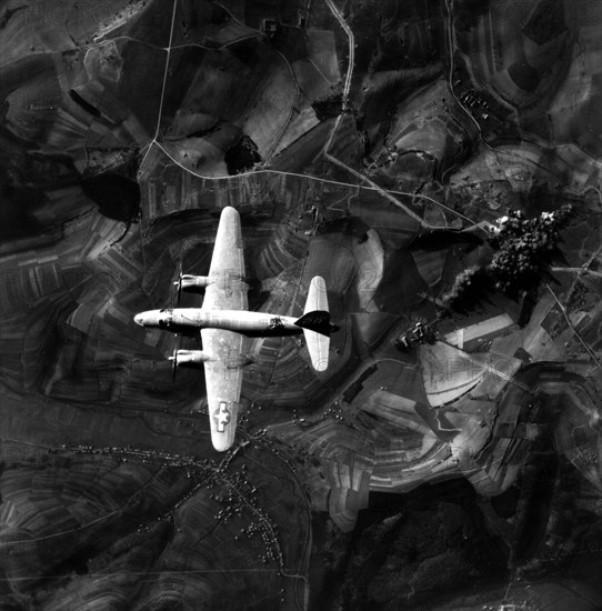 Un B-26 "Marauders" US de la 1re Tactical Air Force survole la ligne Siegfried (1945)