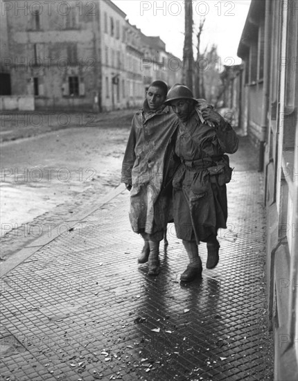 Un soldat marocain français soutient un camarade blessé dans la région de  Mulhouse. (23 novembre 1944)