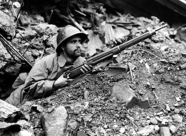 Soldat français dans Mulhouse libéré (Est de la France) 22 novembre 1944