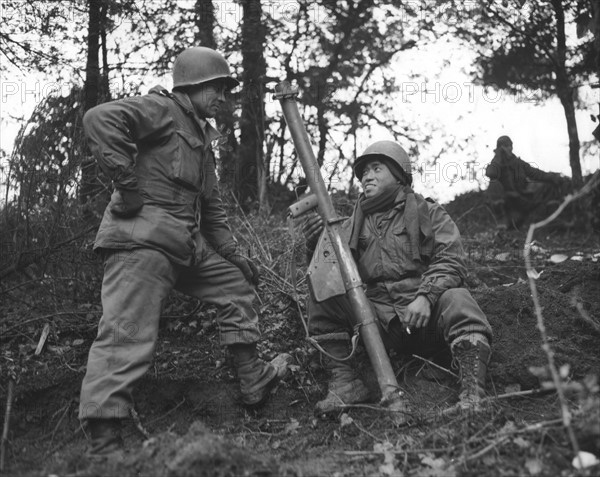 Soldat japonais-américain avec bazooka aux alentours de St Dié. (17 novembre 1944)