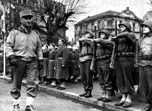 Le général français Charpentier inspecte les troupes de libération de Belfort. (20 novembre 1944)