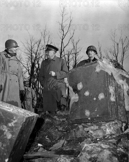 Le général Eisenhower visite la citadelle de Julich (Allemagne) le 2 mars 1945.